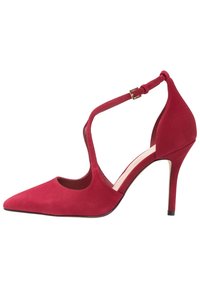 Röd mocka spetsig tå högklackad sko med ankelrem och guldlås, utskärning på sidan och smal stilettklack.