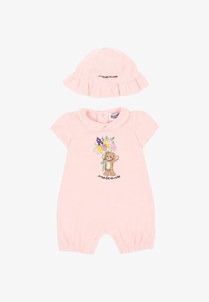 Grenouillère bébé rose clair à manches courtes, col Claudine, imprimé ours en peluche tenant des fleurs, et chapeau assorti à volants avec logo de la marque.