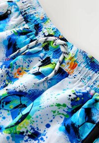 Heren zwemshorts in een levendig blauw, groen en oranje spetterdesign. Voorzien van een elastische tailleband met trekkoord en twee zijzakken.