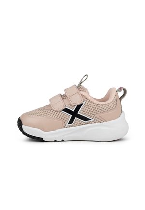 Zapatilla de malla rosa con acentos negros, correas de Velcro, una suela blanca y detalles texturizados en la parte superior. Adecuada para uso casual.