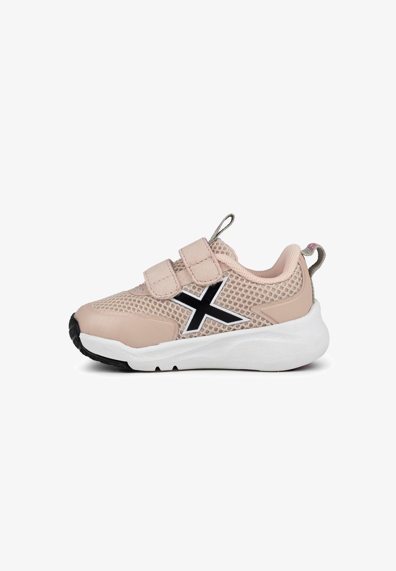 Zapatilla de malla rosa con acentos negros, correas de Velcro, una suela blanca y detalles texturizados en la parte superior. Adecuada para uso casual.