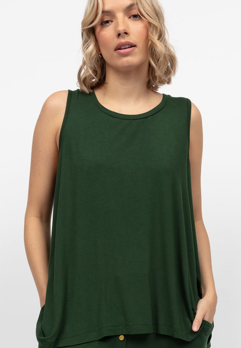 Canotta verde con un fit rilassato, scollatura rotonda e tessuto morbido e leggero. Il design include tasche laterali e una silhouette fluida.