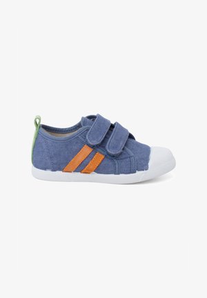 Blauer Leinenschuh mit zwei orangefarbenen Streifen, weißer Gummikappe und grüner Ferse. Verfügt über doppelte Klettverschlüsse für einen sicheren Sitz.