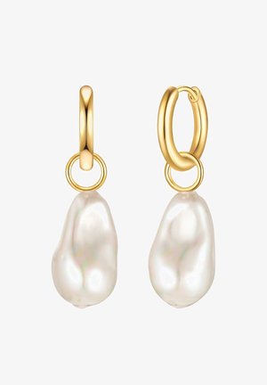 Gouden ringoorbellen met onregelmatige witte parels, die gladde, glanzende oppervlakken en een minimalistisch ontwerp tonen.