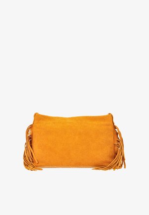 Rechteckige orange Wildleder-Clutch mit Fransen an beiden Seiten, vor weißem Hintergrund gezeigt.