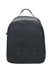 Czarny skórzany plecak o gładkiej fakturze, zaokrąglonym kształcie, wytłoczonym logo z przodu oraz górnym uchwycie ułatwiającym noszenie.