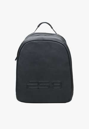 Zwarte leren rugzak met een gladde textuur, ronde vorm, reliëflogo aan de voorkant en een bovenhandvat voor eenvoudig dragen.