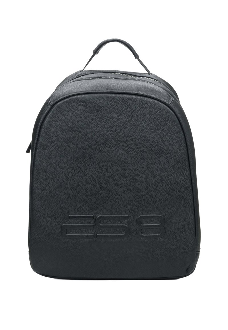 Czarny skórzany plecak o gładkiej fakturze, zaokrąglonym kształcie, wytłoczonym logo z przodu oraz górnym uchwycie ułatwiającym noszenie.