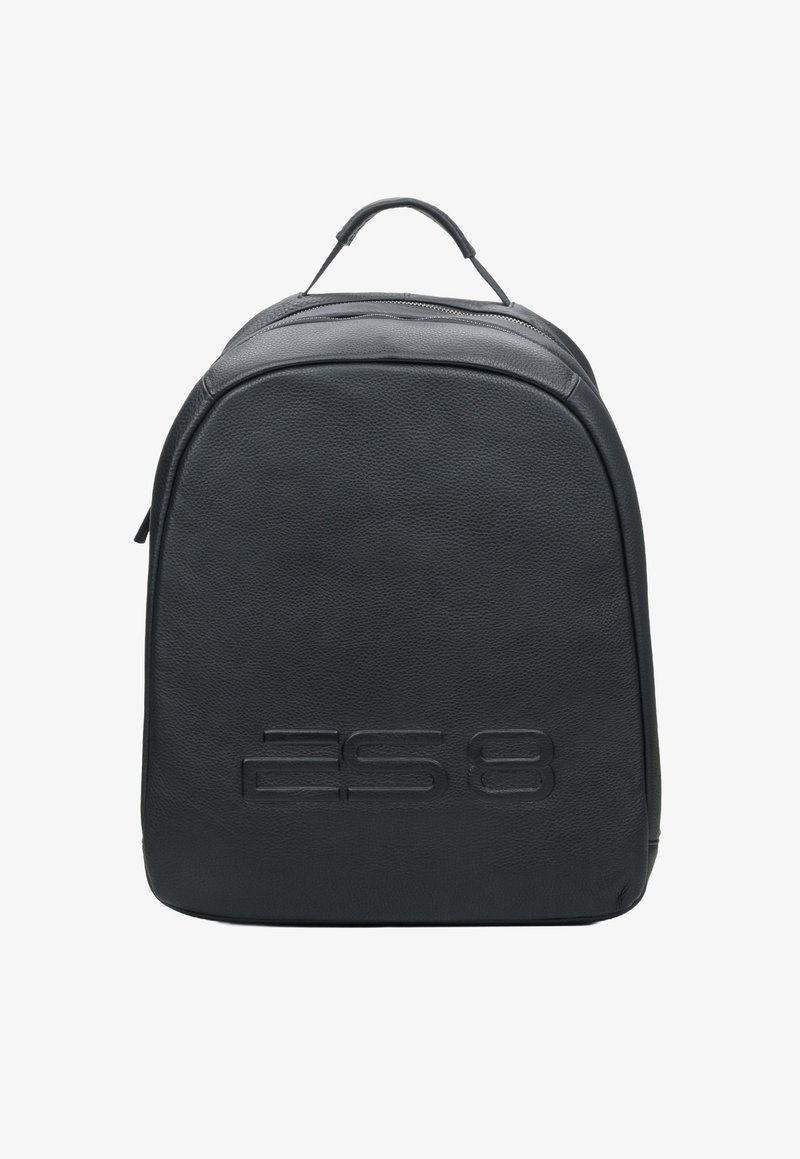 Czarny skórzany plecak o gładkiej fakturze, zaokrąglonym kształcie, wytłoczonym logo z przodu oraz górnym uchwycie ułatwiającym noszenie.