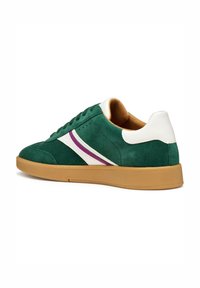 Sneaker verde in suede con strisce bianche e viola, rivestimento interno beige, tab sul tallone bianco e suola in gomma naturale, vista angolata dal lato sinistro.