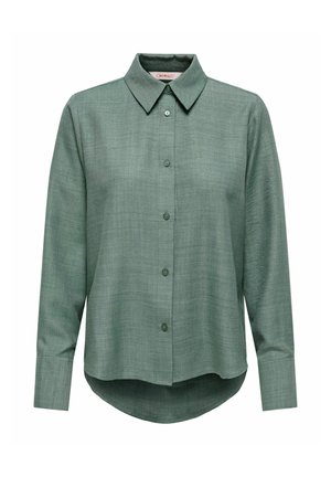 Chemise verte à manches longues avec patte de boutonnage et col classique, ourlet arrondi. Le tissu présente une texture subtile et une finition douce.