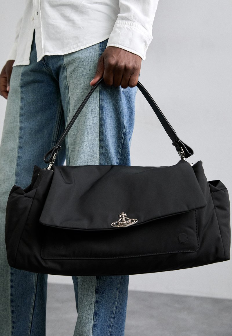 Μαύρη τσάντα ώμου από nylon με δομημένο σχήμα, διαθέτοντας ασημένια εξαρτήματα λογότυπου, αναδιπλούμενη καπάκι και λεία υφή.