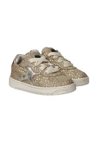 Sneakers gemaakt van lichtbruin geperforeerd materiaal met metallic accenten; met witte veters, een gestructureerde zool en een subtiele glanzende afwerking.