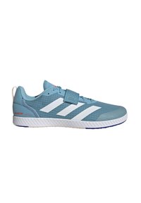 Chaussure de sport bleu clair avec accents rayés blancs, tige texturée et fermeture à sangle. Dispose d'une semelle en caoutchouc avec un motif de semelle.