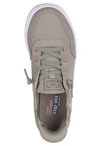 Sneaker in tela grigia chiaro con punta rotonda, design con lacci e occhielli in oro rosa. Include un colletto imbottito e tessuto testurizzato.