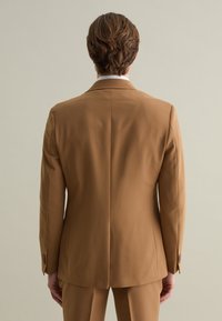 Brauner Anzugjacke mit taillierter Passform, einzelnem Schlitz, Reverskragen und vierknöpfigen Manschetten, aus glattem Material gefertigt.