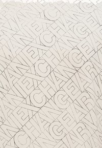 Μοτίβο επικαλυπτόμενων περιγραμμάτων γραμμάτων που σχηματίζουν τη λέξη "EXCHANGE" σε ανοιχτό ύφασμα.