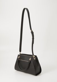 Sac en faux cuir noir avec une forme structurée, doubles poignées, bandoulière ajustable, quincaillerie dorée et une poche zippée à l'avant.