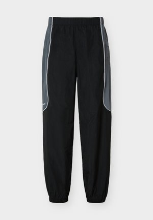 Pantalon de survêtement noir avec des panneaux latéraux gris foncé et un liseré blanc, taille et poignets élastiques, présenté sur un fond blanc.
