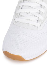 Biały but sportowy z siateczkową cholewką z teksturowanymi detalami, płaskimi białymi sznurówkami i gumową podeszwą dla lepszej przyczepności.