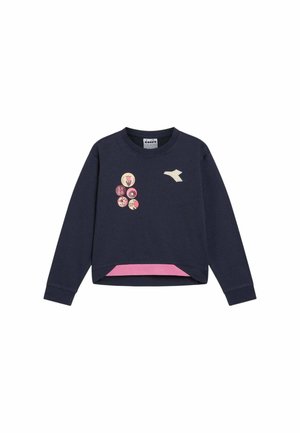 Felpa blu navy a maniche lunghe con orlo interno rosa e cinque piccole toppe rotonde sul petto sinistro, inclusi fiori e numeri.