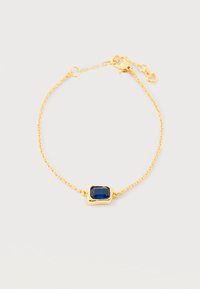 Λεπτό βραχιόλι αλυσίδας από χρυσό με ορθογώνιο κεντρικό στοιχείο από βαθύ μπλε πολύτιμο λίθο και μια μικρή καρδιά κοντά στο χρυσό κούμπωμα σε σχήμα αστακού.