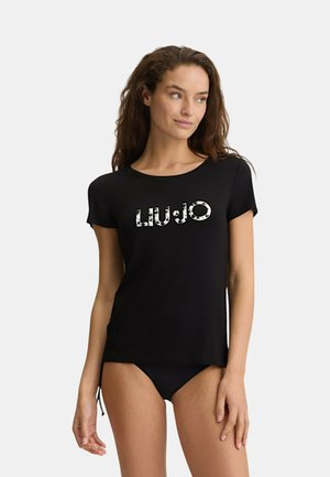 T-shirt nera a maniche corte con scollatura rotonda, caratterizzata da una grafica audace "LIU JO" in un leggero design animalier.