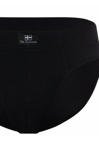 Czarne bawełniane majtki o gładkiej fakturze, z szerokim paskiem z metką z napisem "Nils Sundström". Prosty design bez wzorów.