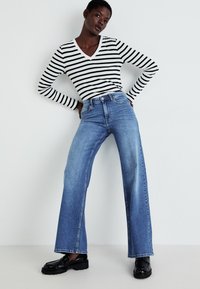 ONLY ONLCHRIS WIDE - Leveälahkeiset - medium blue denim