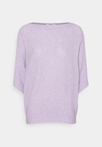 Haut en maille lavande clair avec un large décolleté, des manches courtes et une coupe décontractée. La texture présente un subtil motif côtelé.