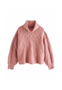Rosa stickad tröja med en hög, vikbar krage, prydd med kabelstickade mönster och tjocka, texturerade ärmar. Den korta fållen ger en lös passform.