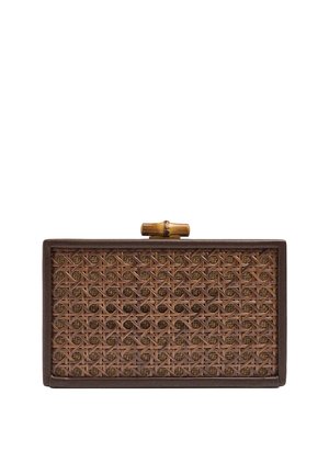 Prostokątna kopertówka z ciemnobrązową ramką i plecionym rattanu wnętrzem, z zapięciem w stylu bambusa na górze.