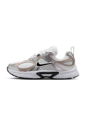 Nike Sportswear NIKE V5 RNR LACE BP UNISEX - Sneakers low - white/black/vast grey/college grey/metallic silver/white