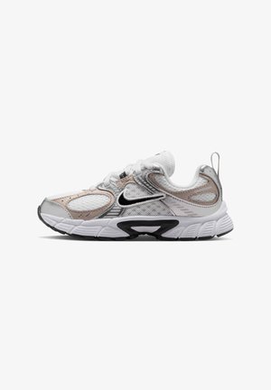 Pantof sport Nike alb, gri și negru, cu țesătură mesh, închidere cu șiret, talpă amortizată și buclă la călcâi.