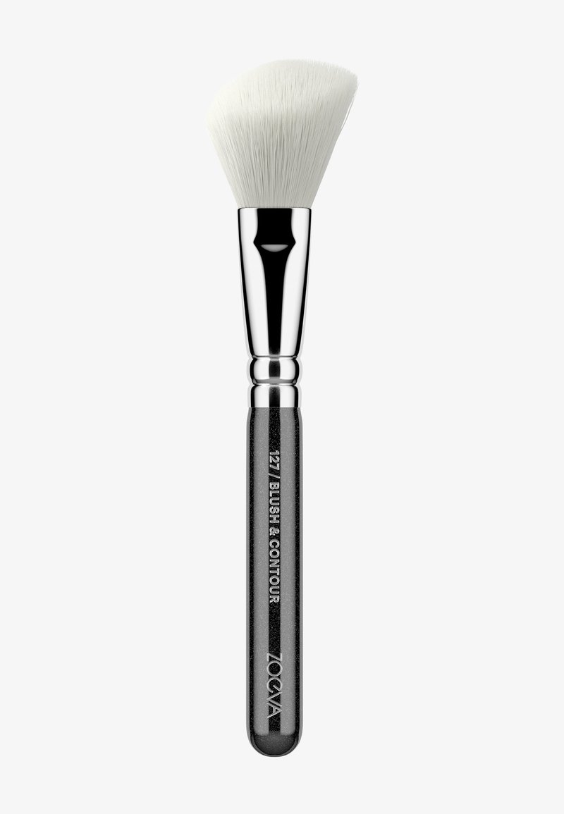 Blush- en contourkwast met een witte, zachte borstelkop en een gepolijste zilveren ferrule. De zwarte handgreep heeft ingegraafde tekst met de vermelding "127/BLUSH & CONTOUR."