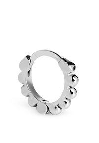 Silberner Metallring mit einer glatten, polierten Oberfläche, der ein gewelltes Design entlang des Rings und abgerundete Akzente am Rand aufweist.