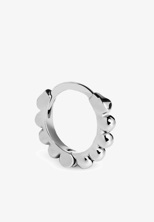Zilveren metalen ring met een gladde, gepolijste afwerking, voorzien van een gegolfd ontwerp langs de band en ronde accenten rond de rand.