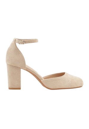 Escarpin pour femme en daim beige avec talon bloc, bout arrondi fermé et bride de cheville avec boucle sur fond blanc.