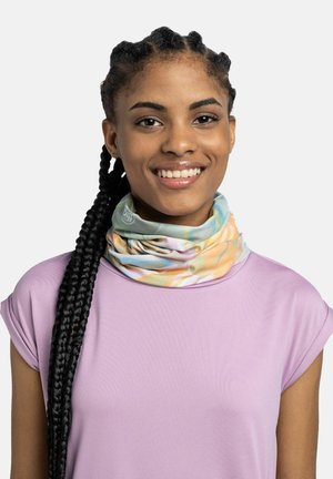 Donna sorridente con lunghi capelli intrecciati che indossa una scaldacollo multicolore pastello e una maglietta viola chiaro a maniche corte.