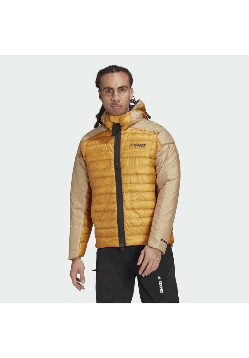 Hooded Puffer-Jacke mit gelbem Körper und beigen Ärmeln, vollflächigem Reißverschluss vorne und schwarzen Akzenten, hergestellt aus einem leichten Material.