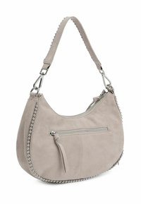 Borsa a spalla in suede grigio con forma curva, dotata di una tasca con zip e inserti metallici lungo la cucitura. Tracolla removibile.