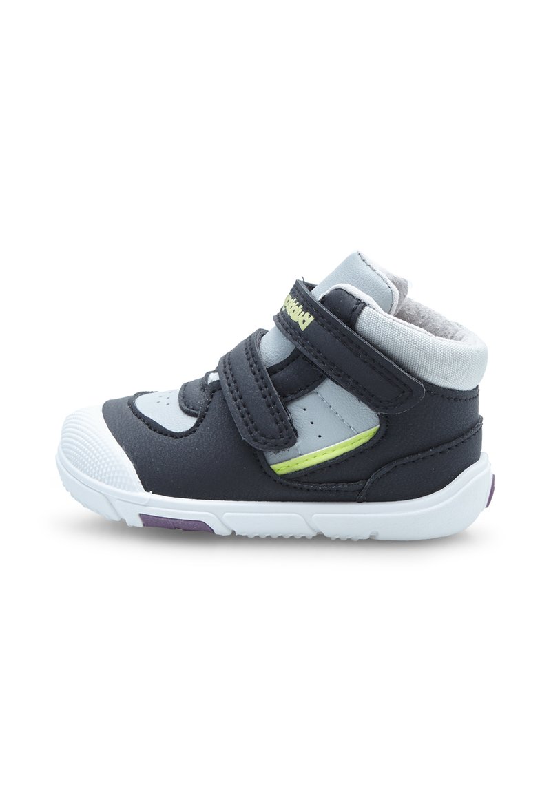 Sneaker alta in materiale sintetico blu navy e grigio con soletta bianca, cinturini in Velcro e dettaglio verde vicino alla caviglia.