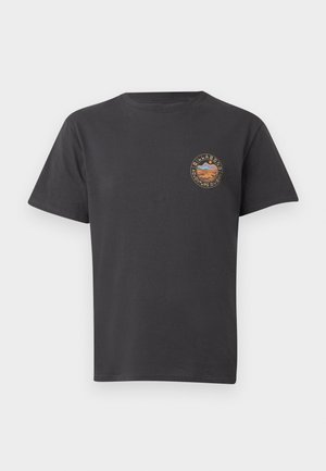 Zwart T-shirt met korte mouwen en ronde hals, met een klein rond Billabong-logo met bergen en zonsondergang op de linkerborst.