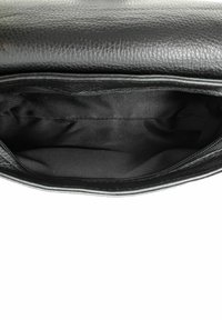 Clutch bag in pelle nera con una superficie liscia e chiusura con zip. L'interno è foderato con un morbido tessuto nero.