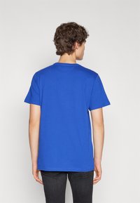 Tommy Jeans SLIM ESSENTIAL FLAG TEE - T-Shirt print - bright blue