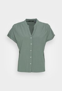 Blusa verde salvia a maniche corte con scollo a V, colletto alla mandarino e chiusura frontale con bottoni su uno sfondo bianco.