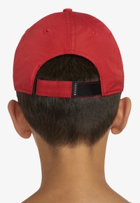Cappellino da baseball rosso con visiera curva, realizzato in tessuto. Cinturino regolabile sul retro con etichetta del logo. Cuciture visibili e pannello in rete.