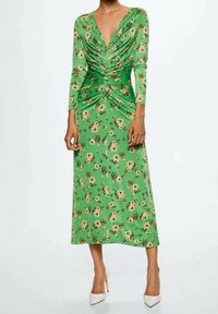 Grünes Blumenmusterkleid aus weichem Stoff, mit tiefem V-Ausschnitt, langen Ärmeln und gerafften Details an der Taille, das bis zur Mitte der Waden reicht.