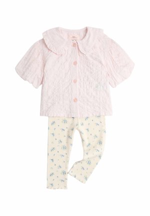 Babyset met een lichtroze textuur T-shirt met korte mouwen, brede kraag en knopen, gecombineerd met crèmekleurige legging met blauwe bloemenprint.
