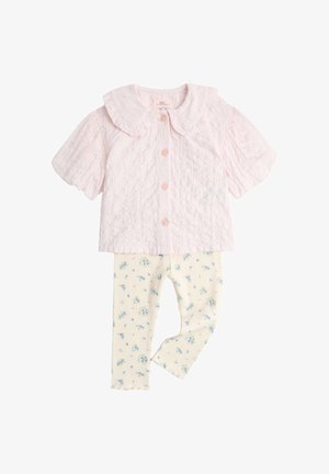 Babyoutfit med en sart lyserød tekstureret kortærmet skjorte med en bred krave og knapper, kombineret med cremefarvede leggings med blå blomstermønster.
